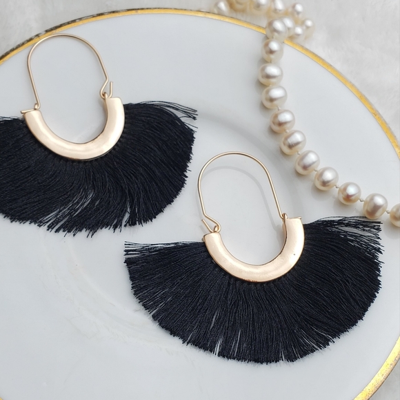 🌟5/$25 STUNNING Gold and Black boho earrings - Picture 1 of 3